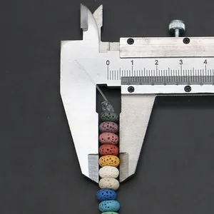 Calibro che misura lo spessore di perle di lava colorate per la creazione di gioielli