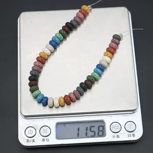 Dettaglio di perle colorate in pietra lavica porosa su bilancia per gioielli fai da te