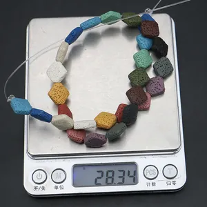 Vista macro de cuentas cuadradas de piedra de lava de colores en báscula 28,34g