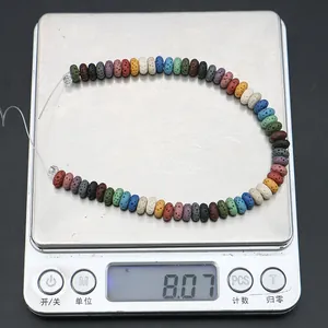 Dettaglio macro di perle colorate in pietra lavica porosa su bilancia per gioielli fai da te