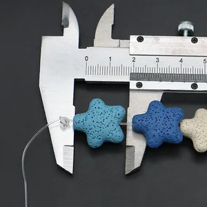Makroansicht von 20mm sternförmigen Lavasteinperlen für DIY-Schmuck mit Messschiebermessung