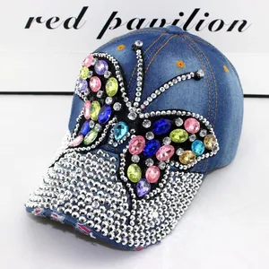 Detailaufnahme des bunten Schmetterlings aus Strass auf einer blauen Jeans-Kappe