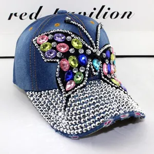 Detail der blauen Jeans-Baseballkappe mit buntem Strass-Schmetterling und Distressed-Rand
