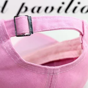 Detail der rosa Baumwoll-Basecap mit verstellbarer Metallschnalle und Gewebeband