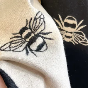 Detalle macro del patrón de abeja en tejido de punto con tejido de contraste reversible