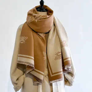 Elegante chal de imitación cachemira con motivo de abejas y flecos en marrón y beige