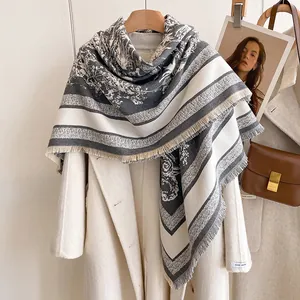 Eleganter Schal mit Blumenmuster für Damen mit weichen Fransen und Vintage-Design