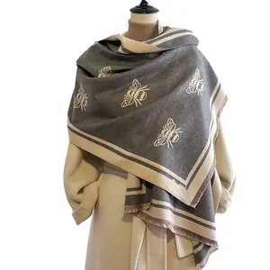 Elegante bufanda de imitación cachemira gris oscuro y beige con bordado de abeja y flecos