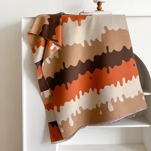 Warme sjaal met kasjmiergevoel, abstract kleurblokontwerp en verfijnde franjes