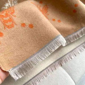 Bufanda beige con estampado de abeja y flecos blancos para mujer