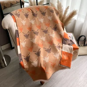 Bufanda pashmina color camello de moda con jacquard de abejas y rayas de colores