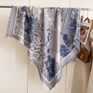 Châle pashmina gris à imprimé iris bleu avec des détails de franges délicates
