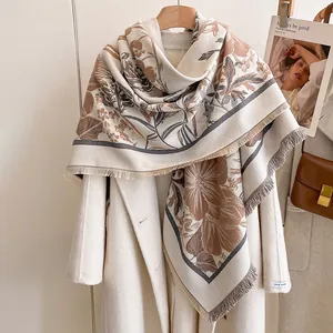 Châle en cachemire à fleurs d'iris avec franges sur cintre avec manteau