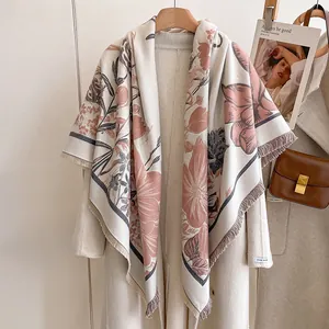 Détails de la texture à imprimé floral élégant et des franges douces de ce châle chaud