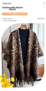 Détails d'un poncho épais en cachemire synthétique avec motif paisley vintage et franges