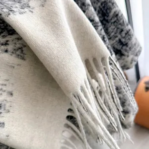 Châle doux en imitation cachemire avec motifs gris vintage et longues franges épaisses