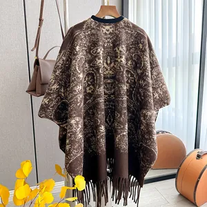 Détail du châle au motif bohème rétro avec de longues franges et une texture tricotée