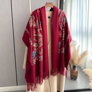 Detailaufnahme von Ethno-Stickschal mit Blumenmustern und feinen Fransen