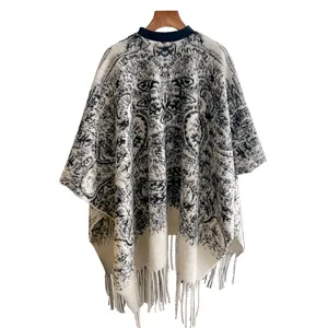 Poncho en maille beige pour femme avec motifs vintage et ourlet à franges élégant