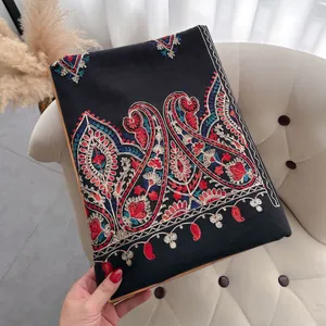Détails de motifs paisley brodés sur un châle pashmina noir de qualité au toucher cachemire