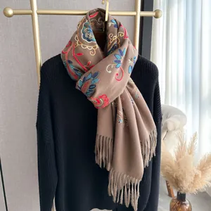 Ethno-Schal mit Blumenstickerei in Dunkelbraun und eleganten Fransen am Saum