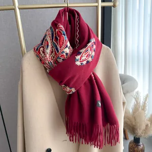 Élégante écharpe pashmina rouge avec broderie paisley ethnique et franges de style