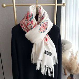 Écharpe élégante en cachemire beige avec broderie florale ethnique sur un support