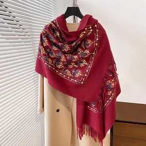 Sciarpa ricamata vintage in finto cashmere con fiori colorati e frange su cappotto beige