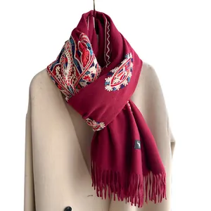 Écharpe brodée bordeaux style cachemire avec motif paisley et finitions à franges