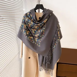 Scialle grigio scuro effetto cashmere vintage con ricami floreali colorati e frange