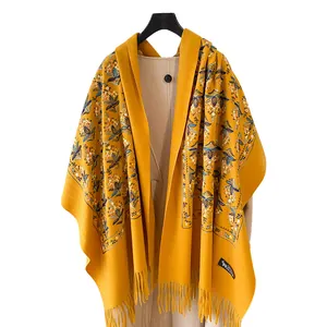 Sciarpa in cashmere giallo zenzero con ricami floreali vintage e dettagli sfrangiati