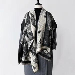 Vue détaillée de l'écharpe épaisse à motif papillon avec bordures à franges et jacquard