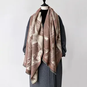Détail macro d'un châle épais en faux cachemire avec motifs papillon rétro et franges