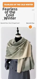 Dettaglio della sciarpa in finto cashmere grigio-verde e beige con motivi floreali