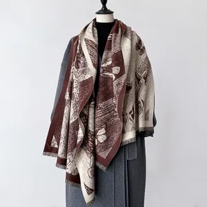 Détail d'écharpe en jacquard papillon au toucher cachemire avec élégantes franges fines