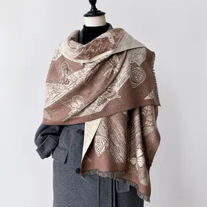 Écharpe élégante style cachemire à motif papillon et franges sur manteau gris