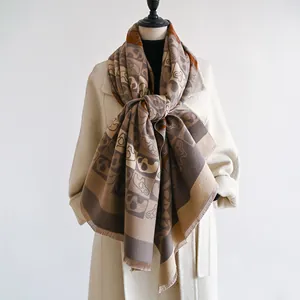 Châle en cachemire mélangé marron et beige avec motifs éléphant et bord à franges