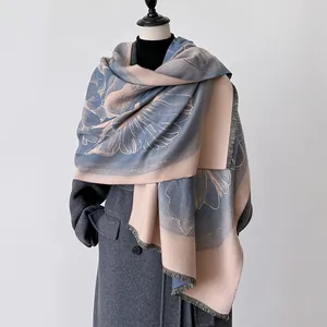 Elegante scialle simil cachemire con motivo jacquard floreale e frange