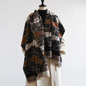 Vue détaillée du châle à imprimé éléphant avec franges et motifs géométriques