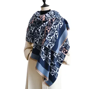 Écharpe d'hiver douillette avec motif d'éléphant et franges en bleu et beige