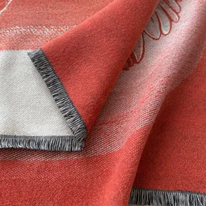 Sciarpa tipo cashmere color terracotta con motivi floreali e dettagli frangiati