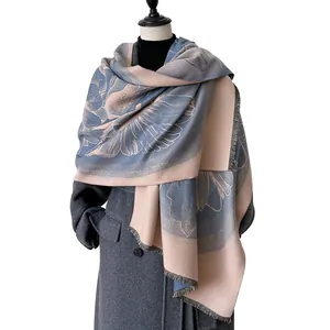 Scialle classico in simil-cashmere grigio-blu e rosa con motivi floreali e frange