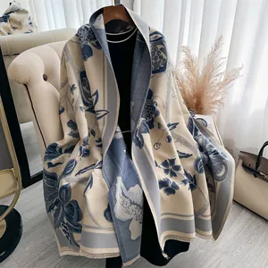 Elegant reversible jacquard scarf with floral pattern and tassels for autumn winter wear