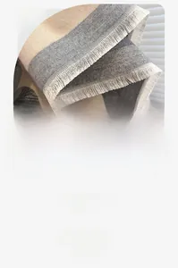 Detailaufnahme der Kaschmir-Gefühl-Schal-Textur mit feinen Fransen und weichem Material