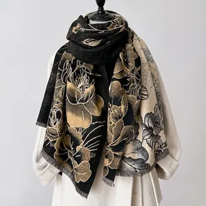Detail der Paschmina-Schal mit Pfingstrosen-Jacquard und Fransen über Wollmantel