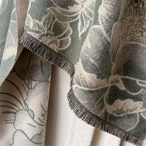 Kaschmirähnlicher Schal mit Pfingstrosen-Jacquard-Webung und weichen Fransen