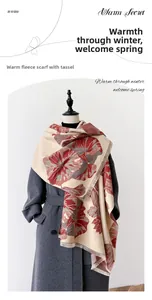 Detailopname van gebloemde sjaal van imitatiekasjmier met franjes op een mannequin