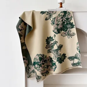 Detail van dubbelzijdige jacquard sjaal met artistiek lotuspatroon en zachte franjes