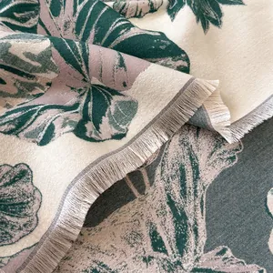 Kasjmier-achtige sjaal met tropisch bladmotief en elegante franjes aan de randen