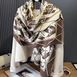 Klassieke bruin-beige winter sjaal met geometrisch patroon en franjes voor nette jassen